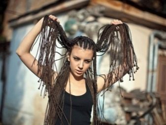 Багато кісок на голові (39 фото): як заплести маленькі коси по всій голові в домашніх умовах? Як називається зачіска з дрібних кос?