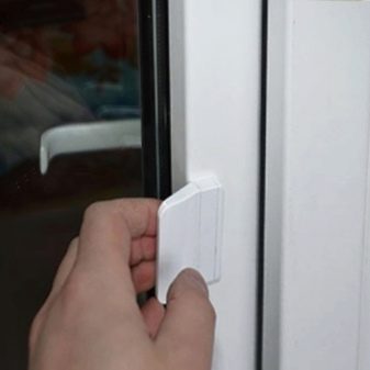 Балконні ручки: двосторонні пластикові моделі з клямкою і ручки-черепашки, ручки-пелюстки для балконів і металеві білі ручки з замком. Інші моделі