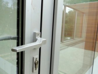 Балконні ручки: двосторонні пластикові моделі з клямкою і ручки-черепашки, ручки-пелюстки для балконів і металеві білі ручки з замком. Інші моделі
