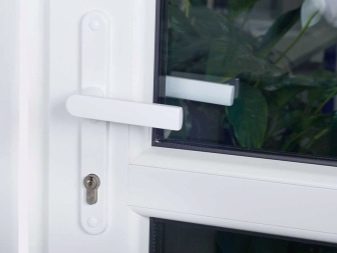 Балконні ручки: двосторонні пластикові моделі з клямкою і ручки-черепашки, ручки-пелюстки для балконів і металеві білі ручки з замком. Інші моделі
