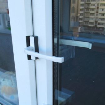 Балконні ручки: двосторонні пластикові моделі з клямкою і ручки-черепашки, ручки-пелюстки для балконів і металеві білі ручки з замком. Інші моделі
