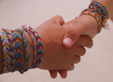 Браслети дружби (60 фото): моделі friendship для друзів і подруг, парні best friends