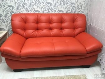 Червоні дивани (57 фото): кутові дивани-ліжка червоного кольору і двомісні дивани-книжки, інші моделі в інтер’єрі. Дизайн кімнат