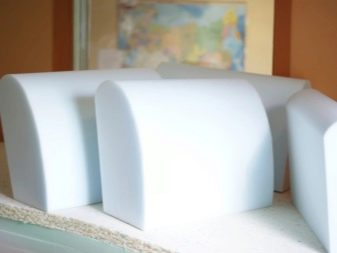 Дитячі ортопедичні дивани: вибір матраца для щоденного використання дитині в кімнату, розкладний та інші дивани для школяра