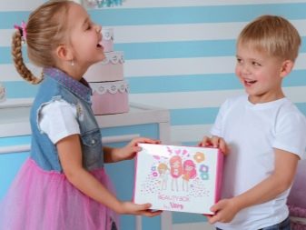 Дитяча косметика у валізі: вибір набору декоративної косметики для дівчаток у валізці. Види косметичних Beauty Box для дітей
