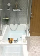 Дизайн ванної в панельному будинку (59 фото): оформлення кімнати стандартних розмірів, переробка маленької ванни у 9-поверховому будинку, варіанти обробки