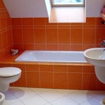 Дизайн ванної в панельному будинку (59 фото): оформлення кімнати стандартних розмірів, переробка маленької ванни у 9-поверховому будинку, варіанти обробки