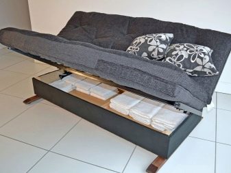Двоспальні дивани: огляд двомісних розкладних моделей з одним і двома окремими спальними місцями, розміри прямих і кутових диванів з ящиком для білизни