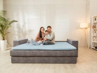 Двоспальні дивани: огляд двомісних розкладних моделей з одним і двома окремими спальними місцями, розміри прямих і кутових диванів з ящиком для білизни