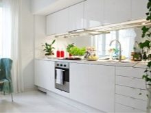 Дзеркальний фартух для кухні (26 фото): кухонний фартух з дзеркальною мозаїки, плитки і скинали, фартух з дзеркала для білої класичної кухні
