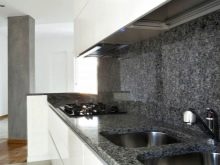 Фартух з каменю для кухні: плюси і мінуси кухонного фартуха з декоративного штучного та натурального каміння. Приклади дизайну інтер’єру