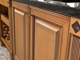 Фасади з масиву для кухні: дерев’яні кухонні фасади з дуба і сосни, інші варіанти. Італійські фасади з натурального дерева і фасади виробництва інших країн