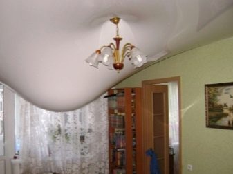 глянсові Натяжні стелі для залу (32 фото): дизайн вітальні з білими, чорними та іншими глянцевими стелями
