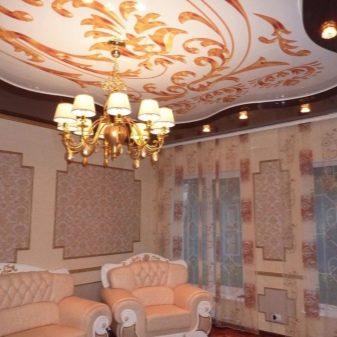 глянсові Натяжні стелі для залу (32 фото): дизайн вітальні з білими, чорними та іншими глянцевими стелями