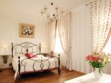 Карнизи в спальню (24 фото): як вибрати кращий карниз для штор? Штанги, напівкруглі карнизи й інші варіанти в інтер’єрі спальні