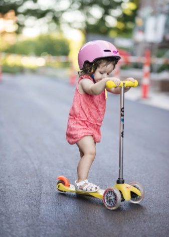 Кикборд: що це таке? Особливості дитячих моделей Novatrack Rainbow, Sweet Baby. Як вибрати дорослий кикборд і для підлітків? Чим відрізняється самокат від кикборда?