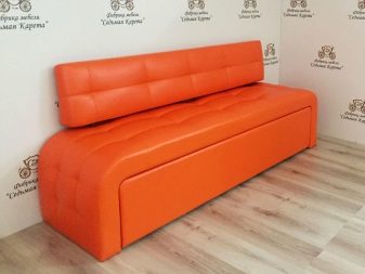 Кольору диванів на кухню (44 фото): білі і фіолетові, зелені та червоні, помаранчеві та сірі відтінки кухонних диванів кутового і прямого типу