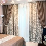 Комбіновані штори двох кольорів для спальні (44 фото): як скомбінувати двоколірні штори з вуалі і органзи? Інші варіанти