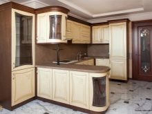 Кухні з масиву ясена (30 фото): плюси і мінуси. Приклади гарнітура в світлому кольорі з патиною в дизайні інтер’єру