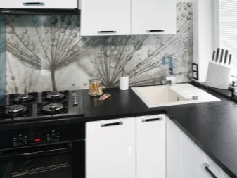 Кухні з мийкою біля вікна (38 фото): дизайн кухні з раковиною у підвіконні біля вікна, плюси і мінуси кухонь з мийками біля вікна. Приклади інтер’єрів