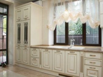 Кухні з мийкою біля вікна (38 фото): дизайн кухні з раковиною у підвіконні біля вікна, плюси і мінуси кухонь з мийками біля вікна. Приклади інтер’єрів