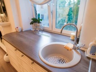 Кухні з мийкою біля вікна (38 фото): дизайн кухні з раковиною у підвіконні біля вікна, плюси і мінуси кухонь з мийками біля вікна. Приклади інтер’єрів