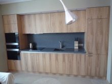 Кухні з шпони (43 фото): плюси і мінуси шпонованих кухонних гарнітурів. Що краще: натуральний шпон, екошпон або МДФ?