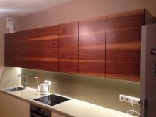 Кухні з шпони (43 фото): плюси і мінуси шпонованих кухонних гарнітурів. Що краще: натуральний шпон, екошпон або МДФ?