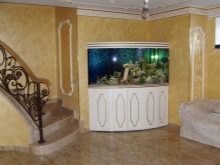 Кутові акваріуми (24 фото): особливості оформлення, варіанти дизайну моделей з тумбами і інших, високі і панорамні акваріуми в інтер’єрі