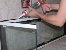 Лопнув акваріум (18 фото): як склеїти його своїми руками, якщо тріснув по шву? Чим заклеїти скла в домашніх умовах?