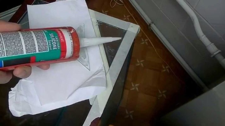 Лопнув акваріум (18 фото): як склеїти його своїми руками, якщо тріснув по шву? Чим заклеїти скла в домашніх умовах?