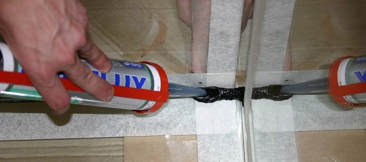 Лопнув акваріум (18 фото): як склеїти його своїми руками, якщо тріснув по шву? Чим заклеїти скла в домашніх умовах?