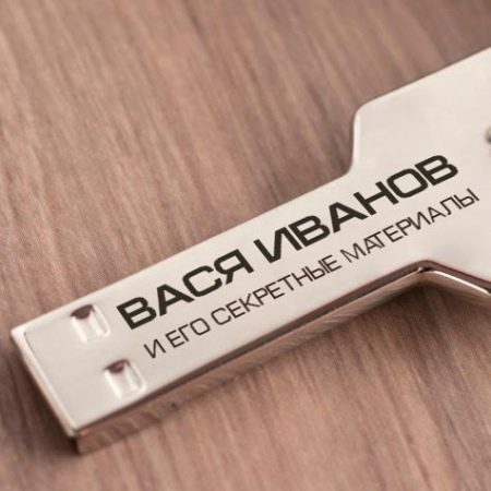 Іменні подарунки (23 фото): ручки і ложки, келихи і блокноти, флешки та інші сувеніри з ім’ям