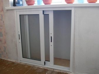 Ніша на кухні під вікном (38 фото): зимовий шафа-холодильник і ящик під вікном кухні, полиці та інші варіанти дизайну обробки