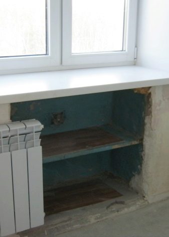 Ніша на кухні під вікном (38 фото): зимовий шафа-холодильник і ящик під вікном кухні, полиці та інші варіанти дизайну обробки