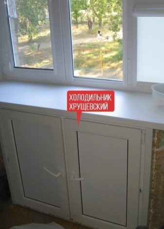 Ніша на кухні під вікном (38 фото): зимовий шафа-холодильник і ящик під вікном кухні, полиці та інші варіанти дизайну обробки
