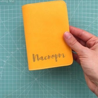 Обкладинка на паспорт у техніці скрапбукінг (18 фото): майстер-клас по створенню жіночої обкладинки з шкірозамінника в стилі скрапбукінг своїми руками