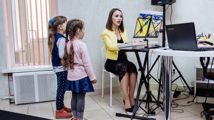 Педагог з вокалу: викладач естрадного та академічного, хорового та джазового співу. Обов’язки вчителя на роботі