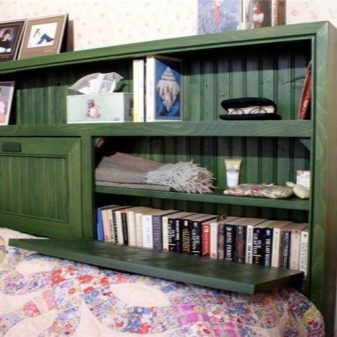 Полиця над ліжком у спальні (38 фото): тонкощі оформлення надкроватных книжкових поличок з допомогою підсвічування, варіанти дизайну спальні з полицями і стелажами