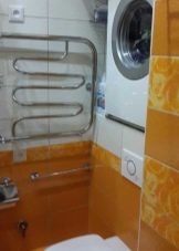Пральна машина в туалеті (29 фото): розміщення машинки над унітазом і поруч з ним, дизайн інтер’єру санвузли з пральною машиною
