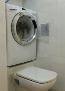 Пральна машина в туалеті (29 фото): розміщення машинки над унітазом і поруч з ним, дизайн інтер’єру санвузли з пральною машиною