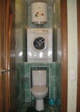 Пральна машина в туалеті (29 фото): розміщення машинки над унітазом і поруч з ним, дизайн інтер’єру санвузли з пральною машиною