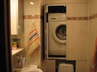 Пральна машина в туалеті (29 фото): розміщення машинки над унітазом і поруч з ним, дизайн інтер’єру санвузли з пральною машиною