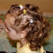 «Прикольні» зачіски для дівчаток (53 фото): смішні та веселі зачіски для дітей з довгими і короткими волоссям, робимо дитячу зачіску на 1 квітня в домашніх умовах