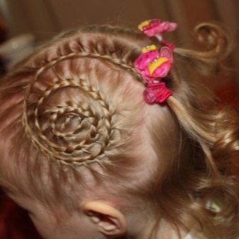«Прикольні» зачіски для дівчаток (53 фото): смішні та веселі зачіски для дітей з довгими і короткими волоссям, робимо дитячу зачіску на 1 квітня в домашніх умовах