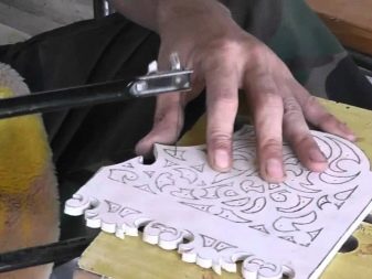 Прорізна різьба: технологія по дереву і по фанері, лобзиком та іншими інструментами, фарбування фарбопультом, які бувають види прорізної різьби