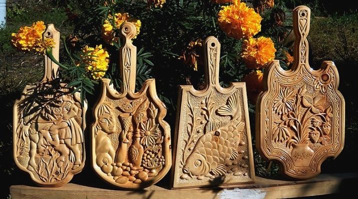 Різьблені дошки (15 фото): як вибирати різьблені обробні дошки для кухні? Декоративні дошки з липи та інші види, правила догляду