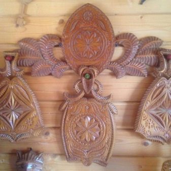 Різьблені дошки (15 фото): як вибирати різьблені обробні дошки для кухні? Декоративні дошки з липи та інші види, правила догляду