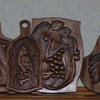 Різьблені дошки (15 фото): як вибирати різьблені обробні дошки для кухні? Декоративні дошки з липи та інші види, правила догляду