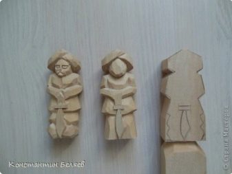 Різьблені шахи з дерева (17 фото): особливості ручної роботи, різьба шахових дерев’яних фігур, креслення і технологія